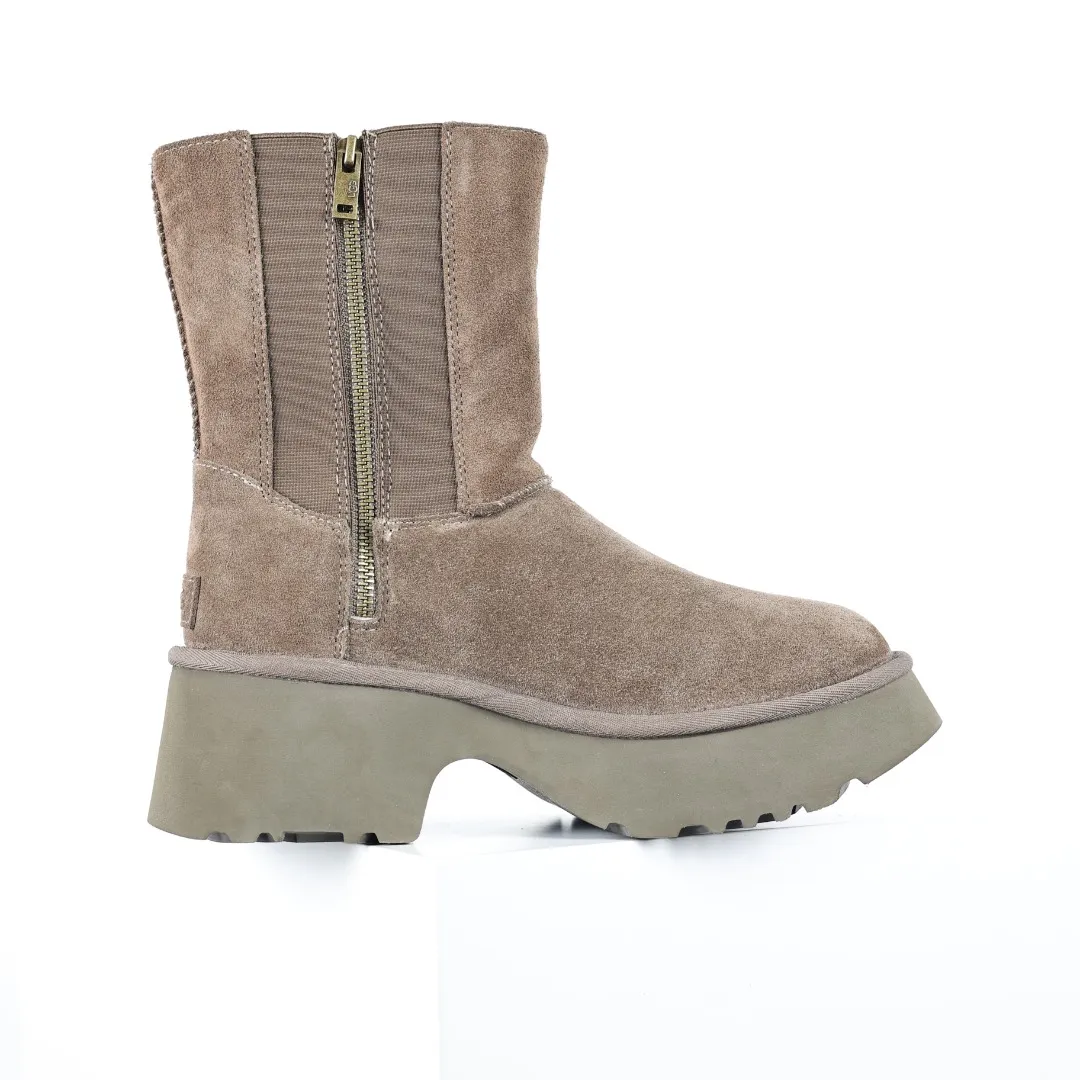 Pick up locally 💰700 Core recommended good price It is a very suitable choice for home furnishings. In the new year, uug launched a series of styles, which are partial to the preferences of young consumers and have also moved to the forefront of fashion trends. Shoe body material: water-repellent coated suede upper, 17 mm UGGPURE™ implantable wool insole, lightweight non-slip and comfortable rubber outsole, with brand LOGO and trademark, with full packaging Size: 35 36 37 38 39 40
